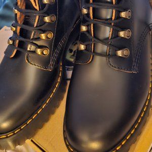 Dr. Martens Leona vintage smooth boots